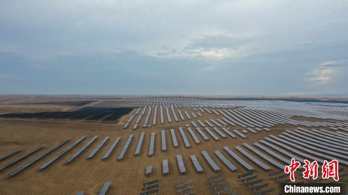 圖為內蒙古達拉特光伏發電應用領跑基地。　達拉特光伏發電應用領跑基地供圖 攝