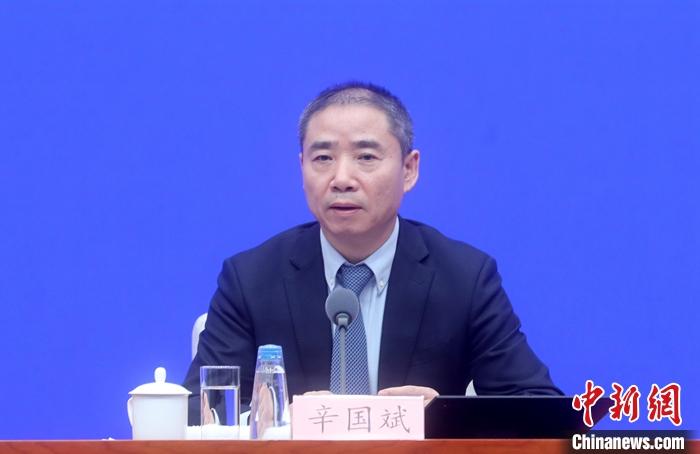 11月3日，國務院新聞辦公室在北京舉行國務院政策例行吹風會，解讀近日公布的《新能源汽車產業發展規劃(2021－2035年)》。中國工業和信息化部副部長辛國斌表示，中國已建成了全球最大規模的充電網絡，但仍然滯后于消費者需求，需要加大建設力度，優化布局。<a target='_blank'  data-cke-saved- >中新社</a>記者 張宇 攝