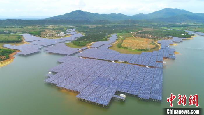 南方電網公司做好新能源配套電網規劃建設和電源接入，圖為位于廣東陽江的水庫光伏發電站?！∷{旺 攝