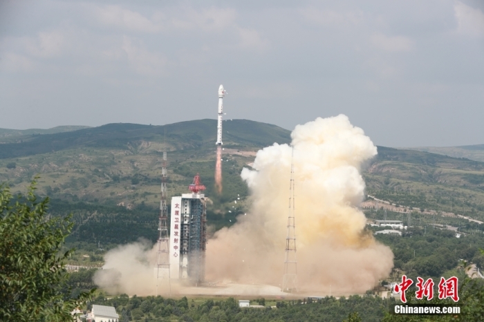 北京時間8月4日11時08分，中國在太原衛星發射中心使用長征四號乙遙四十運載火箭，成功將陸地生態系統碳監測衛星以及搭載的交通四號衛星和閔行少年星順利送入預定軌道，發射任務獲得圓滿成功。陸地生態系統碳監測衛星主要用于陸地生態系統碳監測、陸地生態和資源調查監測、國家重大生態工程監測評價，并為環保、測繪、氣象、農業、減災等領域提供業務支撐和研究服務。此次任務是長征系列運載火箭第430次飛行。圖為發射現場。 供圖：鄭斌