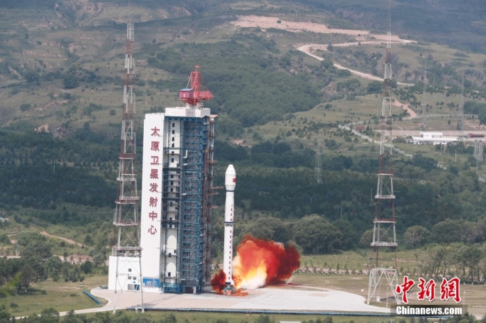 北京時間8月4日11時08分，中國在太原衛星發射中心使用長征四號乙遙四十運載火箭，成功將陸地生態系統碳監測衛星以及搭載的交通四號衛星和閔行少年星順利送入預定軌道，發射任務獲得圓滿成功。陸地生態系統碳監測衛星主要用于陸地生態系統碳監測、陸地生態和資源調查監測、國家重大生態工程監測評價，并為環保、測繪、氣象、農業、減災等領域提供業務支撐和研究服務。此次任務是長征系列運載火箭第430次飛行。圖為發射現場。 供圖：鄭斌