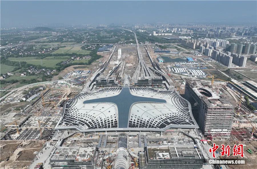 2022年4月，航拍杭州西站屋頂?shù)墓夥M件。杭州西站光伏發(fā)電項目面積1.5萬平方米，建成后預(yù)計年均發(fā)電量達(dá)231萬度，每年可節(jié)約標(biāo)準(zhǔn)煤830余噸，減少二氧化碳排放量2300余噸。中新社記者 王剛 攝