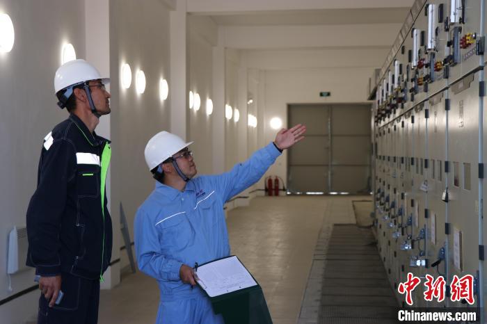 圖為謝列克風電場工作人員在檢查設(shè)備中。　中新社發(fā) 達恩克攝 攝