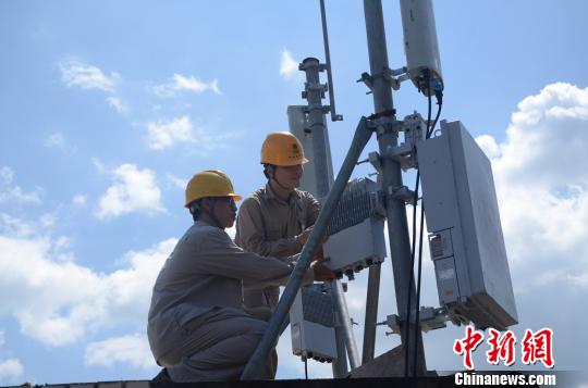 技術人員對220千伏列西變電站5G共享基站進行調試。三明供電供圖